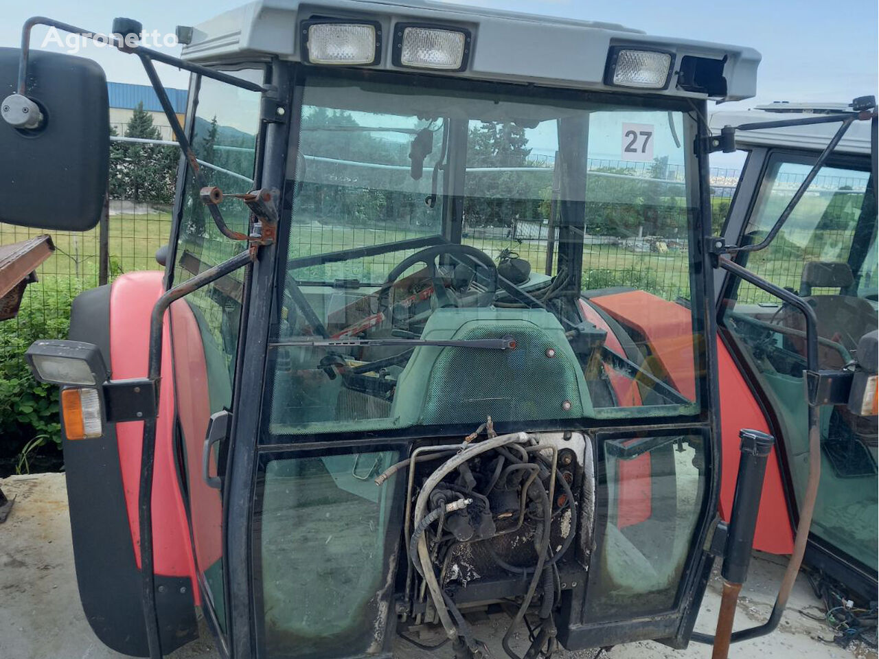 كابينة لـ جرار بعجلات Massey Ferguson